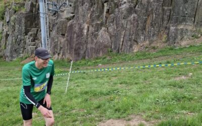 SM I TRAIL MED GRONSVART PA PLATS